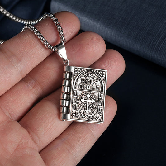 Collar Relicario de Plata "Tesoro Bendecido": La Protección de la milagrosa de Buga y la Oración Sagrada en tu Pecho.